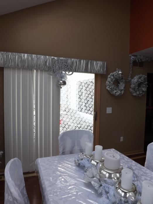 The doorwall must remain functional, so is limited to changing the valance, adding some snowflake film to the glass, and topping with a simple decoration.